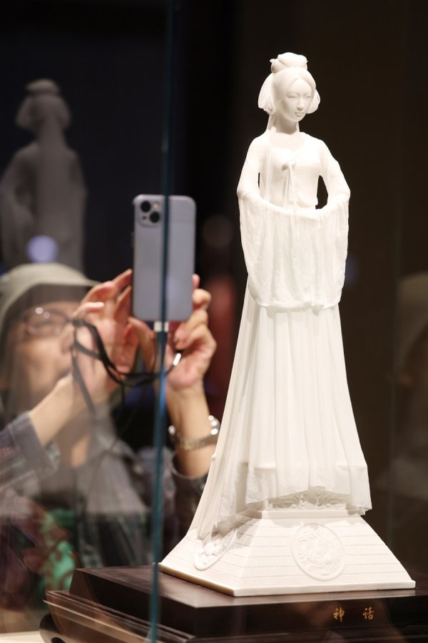 小麦策略 会展区｜“万象本色”大展启幕，超200件珍品沪上绽放千年瓷光
